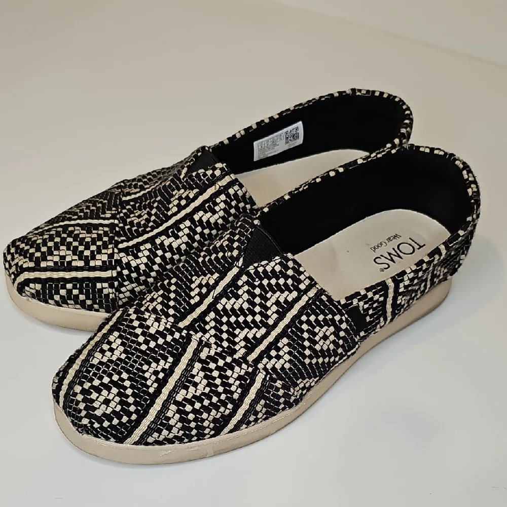 TOMS Women's‎ Black and Cream Patterned Loafers